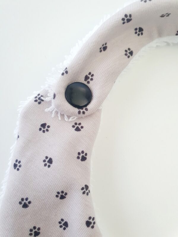 Bavoir bandana pattes de chat – Image 5