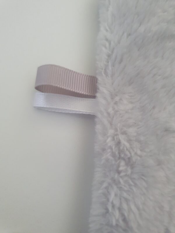 Doudou étiquettes gris plumes – Image 4