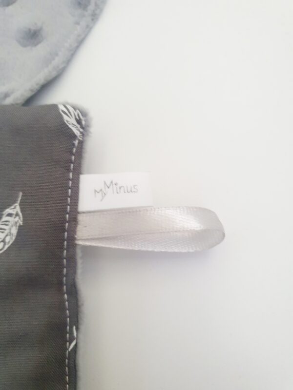 Doudou étiquettes gris plumes – Image 3