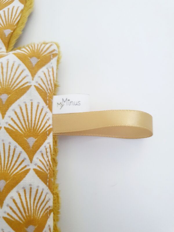 Doudou étiquettes paon jaune – Image 4
