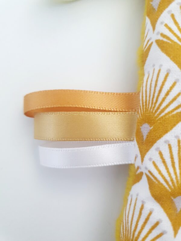 Doudou étiquettes paon jaune – Image 5