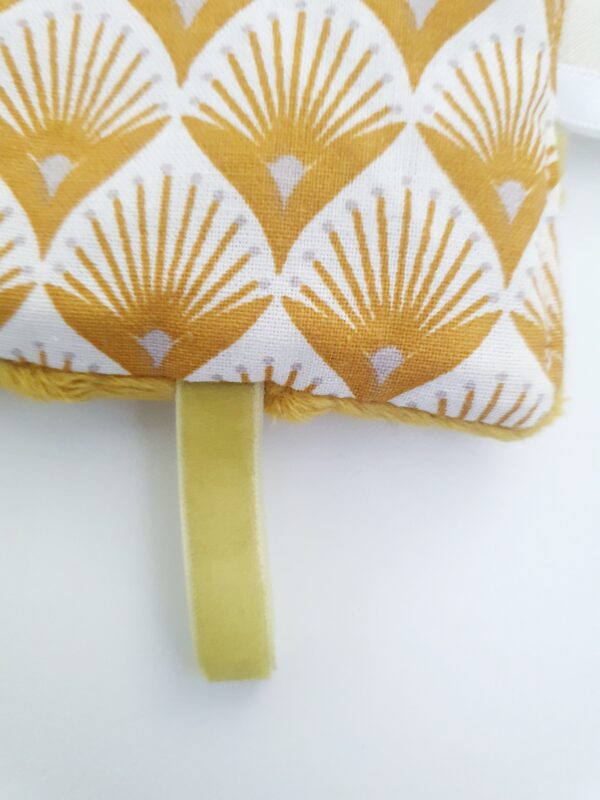 Doudou étiquettes paon jaune – Image 7