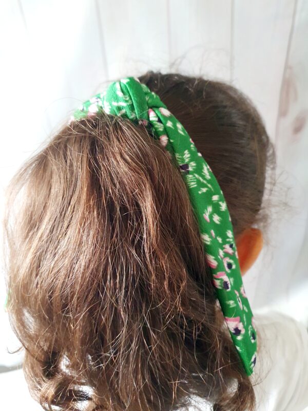 Chouchou élastique vert fleurs rosie – Image 2