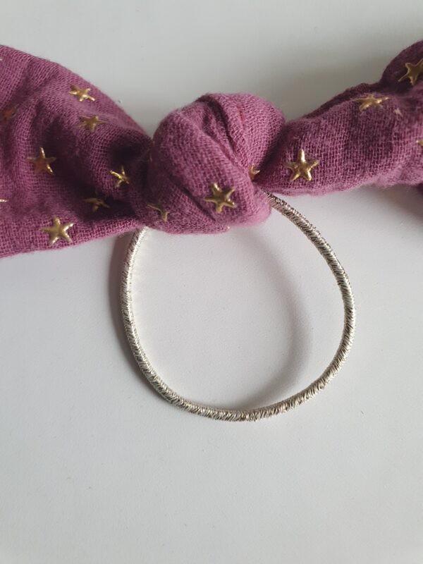 Chouchou élastique rose étoilé – Image 4