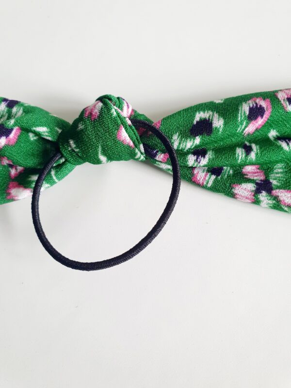Chouchou élastique vert fleurs rosie – Image 3